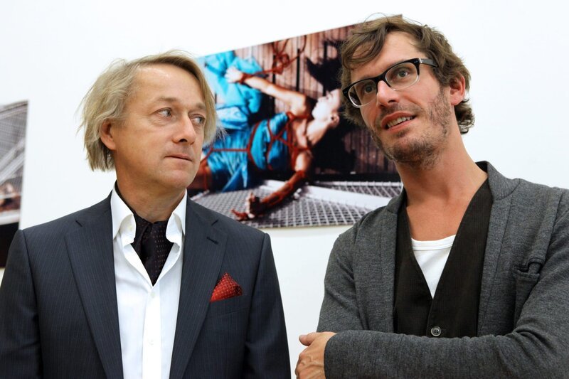Haben der Galerist Bernhard Zedlitz (Markus Hering, l) und der Künstler Thomas Kerenc (Max Mayer) vor der Polizei etwas zu verbergen? – Bild: ORF/​SATEL-Film/​Petro Domenigg