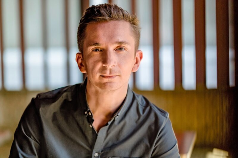 Eric Mayer, Moderator der dreiteiligen Reihe „Raumwelten“. – Bild: ZDF und Nadine Rupp.