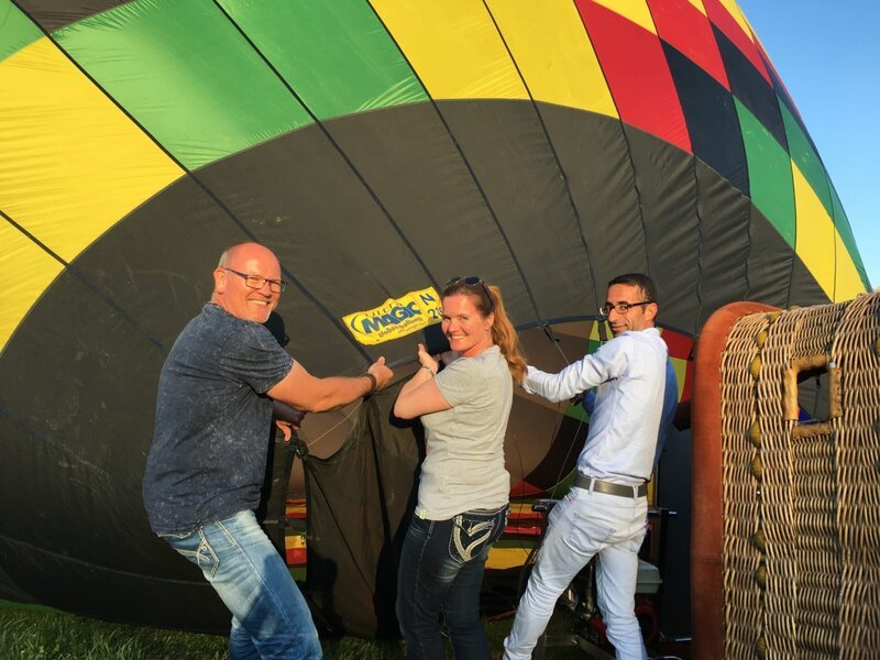 Die Passagiere Gabi und Klaus Gosda und der Hoteldirektor Ahmed Msakni (rechts) bereiten ihren Flug im Ballon in Chalon-sur-Saône vor. – Bild: BR/​Bewegte Zeiten GmbH/​Lia Jaspers