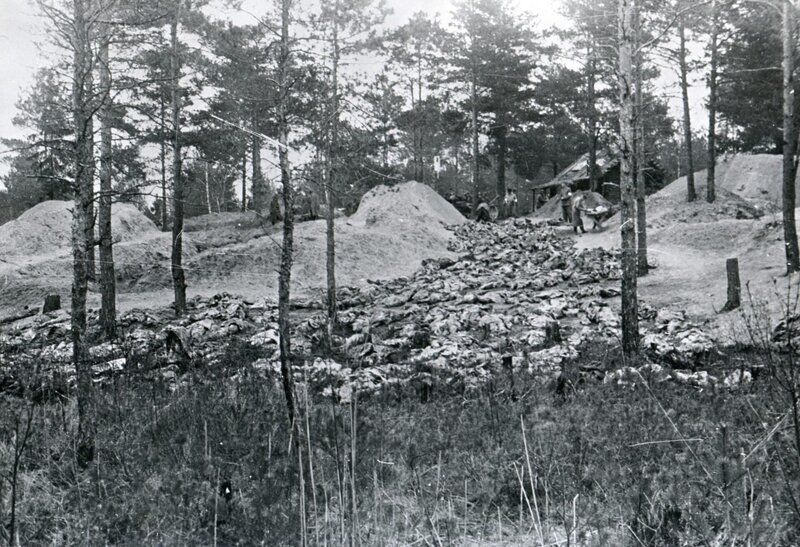 View of the exhumed bodies of Polish officers murdered in the Katyn Forest Massacre by Soviet secret police (NKVD), Katyn Forest, Russia, 1943. In the background, bodies are autopsied. The massacre, which occurred in 1940, was discovered by German soldiers in 1943, and covered-up by Soviet forces shortly after--it was not acknowledged by the Russian government for nearly 50 years. (Photo by PhotoQuest/​Getty Images) – Bild: PhotoQuest /​ Getty Images /​ Archive Photos /​ © PhotoQuest/​Getty Images