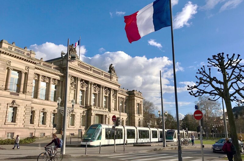 Eine Straßenbahn, hier ein Citadis Triebwagen, hält am Place de la République, vor dem Staatstheater. – Bild: SWR/​Ildico Wille