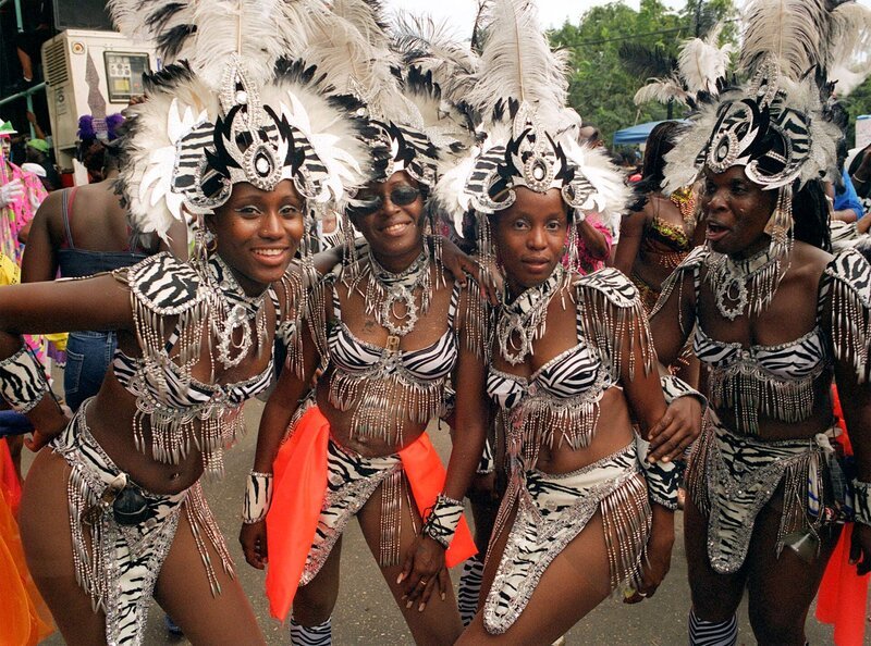 hr-fernsehen KARNEVAL IN TRINIDAD, Ein Film von Manfred Bölk, am Montag (11.02.13) um 14:30 Uhr. An Mardi Gras (Karnevalsdienstag): „Zurück nach Afrika“ ist das Motto einer Tanzgruppe, die mit der riesigen Mas Band (Kostümgruppe) „Legends“ durch die Straßen der Hauptstadt Port of Spain zieht. – Bild: HR/​WDR/​Manfred Bölk