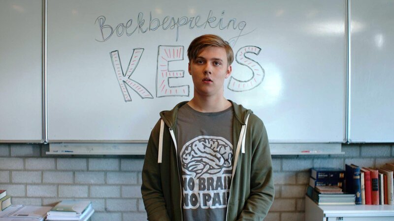 Kees (Ole Kroes) macht eine Buchvorstellung vor seiner Klasse. – Bild: NDR/​NL Film/​Maurice Trouwborst