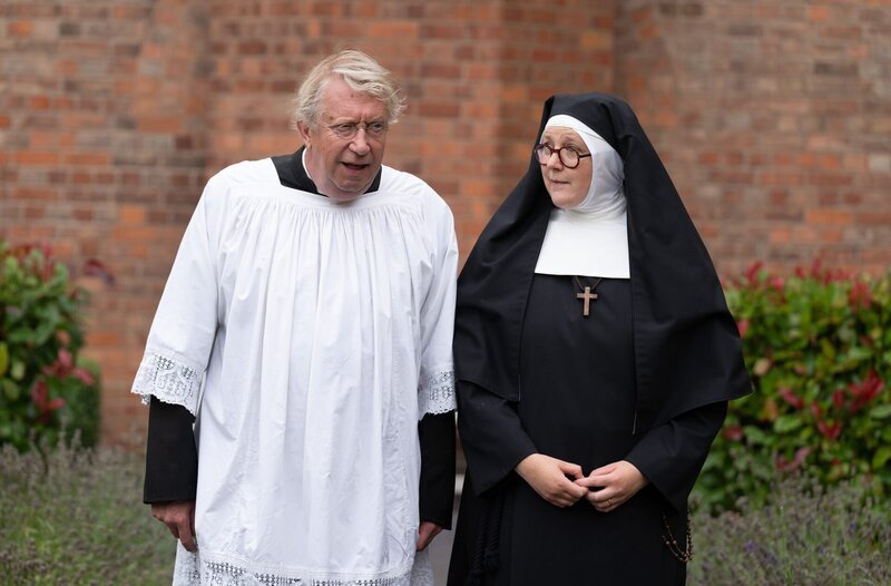 v.l.n.r.: Father Brown (Mark Williams) und Sister Boniface (Lorna Watson) – Bild: WDR/​BBC Studios