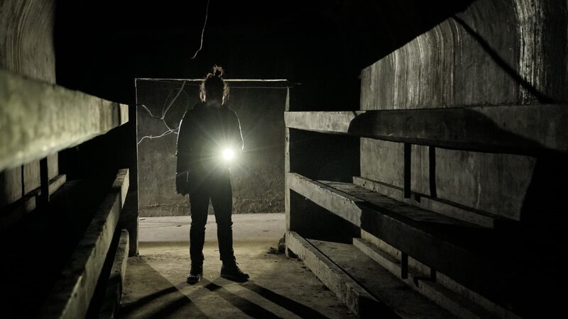Robert Joe explores an old bunker on the grounds of Unit 731. The room was used to raise animals for their research into a deadly weapon …but what type of animal could thrive here?  (photo credit: FIC Singapore/​Lau Hon Meng) – Bild: FIC Singapore /​ Lau Hon Meng