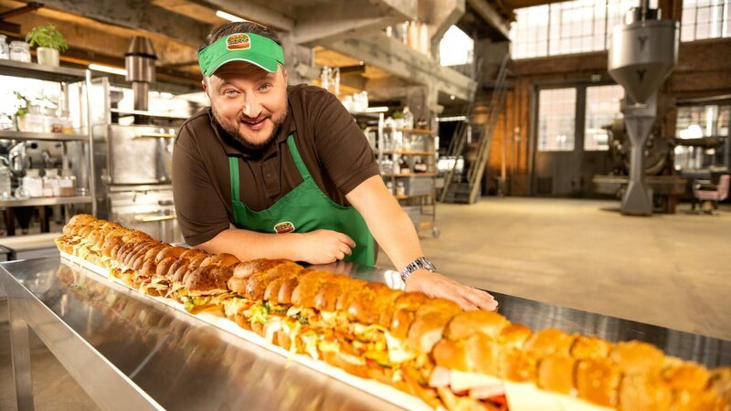 Produktentwickler Sebastian Lege lüftet das Geheimnis hinter der scheinbaren Brot-Vielfalt der Sandwich-Kette Subway. – Bild: ZDF und Lars Döring./​Lars Döring