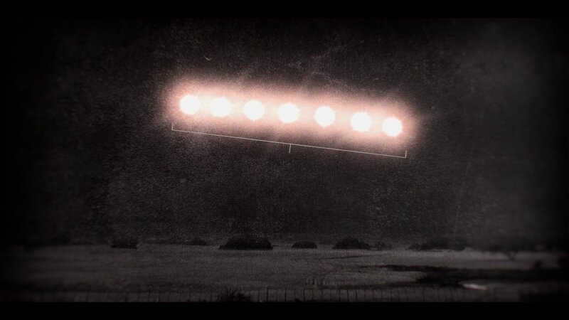 Im Jahr 2008 sieht ein Pilot in Stephenville, Texas, Lichter am Himmel über seiner Ranch, die von etwas Großem stammen. Er ist nicht allein: Hunderte von Menschen haben das Raumschiff gesehen, und eine lokale Reporterin hat es sich zur Lebensaufgabe gemacht, ihre Geschichten zu erzählen. Von dieser klassischen Begegnung geht es mehrere Jahrzehnte zurück zu den Anfängen des UFO-Phänomens in Amerika und dem Start des Project Blue Book, um das wachsende „UFO-Problem“ des Landes zu untersuchen. (2022 Vice Media LLC) – Bild: 2022 Vice Media LLC /​ 2022 Vice Media LLC