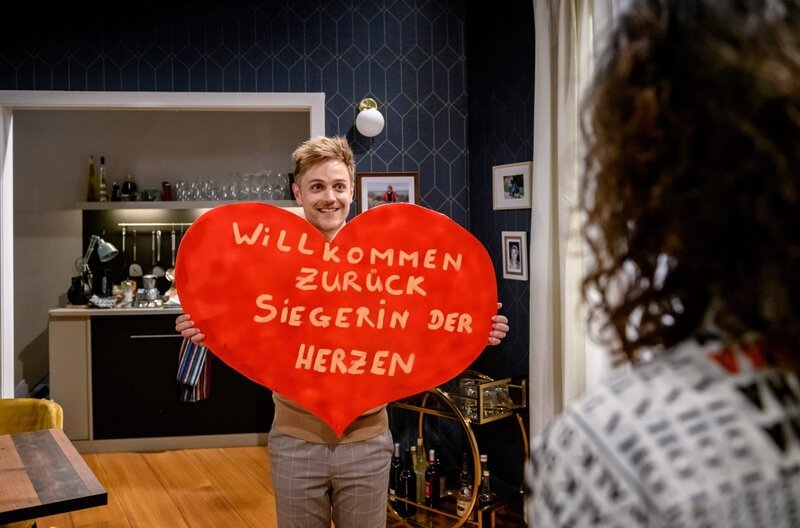 Max (Stefan Hertmann, l.) begrüßt Vanessa (Jeannine Gaspár, r.) nach ihrer Fechtmeisterschaft. – Bild: ARD/​Christof Arnold /​ ARD-Programmdirektion