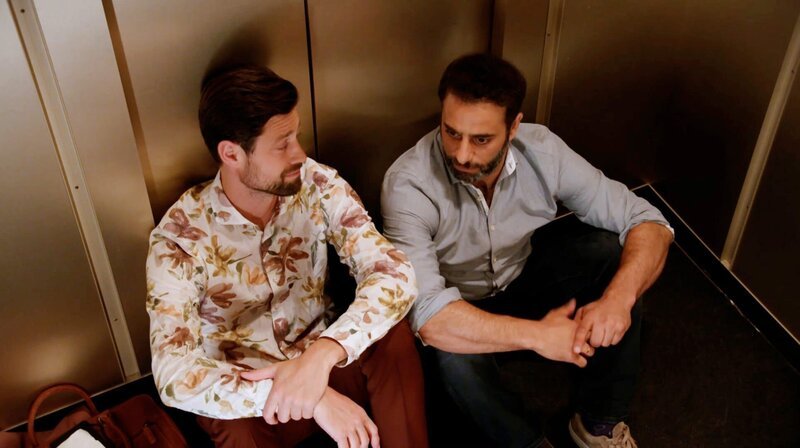 Julius (Jan Stapelfeldt) und Mo (Yunus Cumartpay) bleiben zusammen im Hotelfahrstuhl stecken. – Bild: NDR