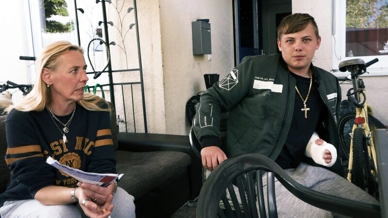 Elvis’ und Katrins 17-jähriger Sohn Martin werden Steine in den Weg gelegt. Aufgrund der Pandemie wurde sein Schulpraktikum abgesagt. – Bild: RTL Zwei