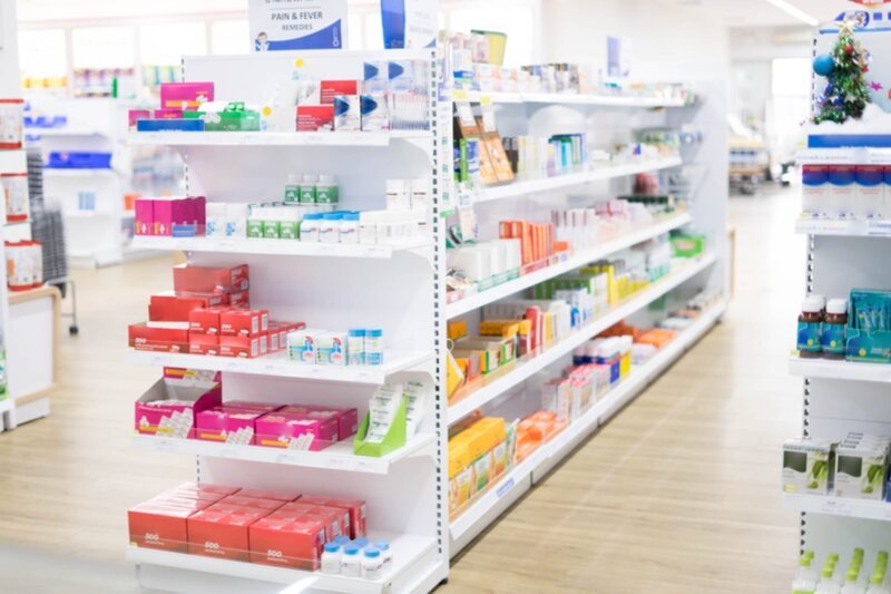 At the chemist, Medicines arranged in shelves, Pharmacy drugstore retail Interior blur abstract backbround with medicine and healthcare product on cabinet with ืneon light with vaccine. – Bild: Shutterstock /​ Shutterstock /​ Copyright (c) 2020 SEE_JAY/​Shutterstock. No use without permission.