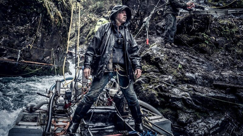Wesley Richardson standing on the dredge, James Hamm on mountain side doing DIY. – Bild: Discovery Communications, LLC