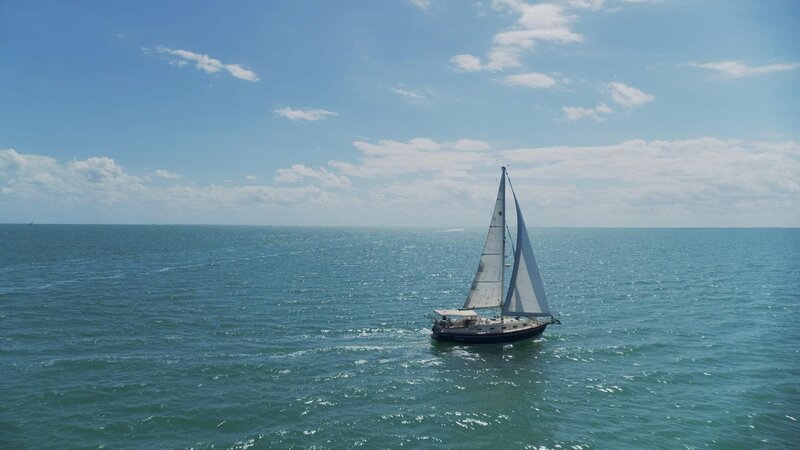 A sailboat is on the water. – Bild: Investigation Discovery /​ Discovery Communications