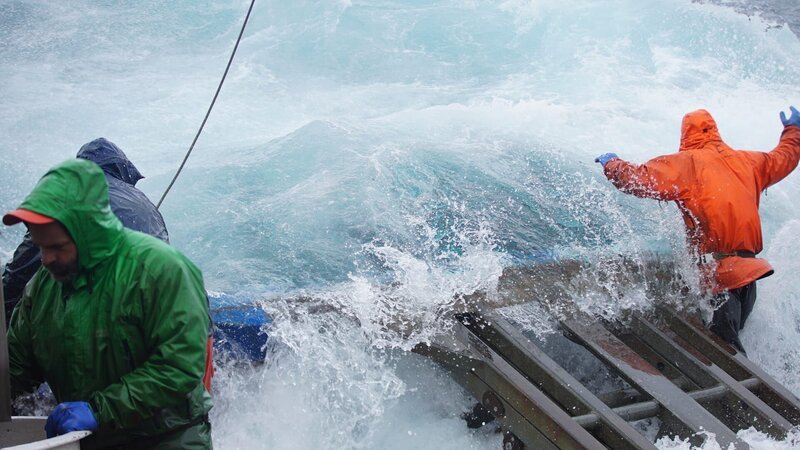 A big wave crashes over the rail onto the deck of the Northwestern. – Bild: Discovery Channel /​ Discovery Communications