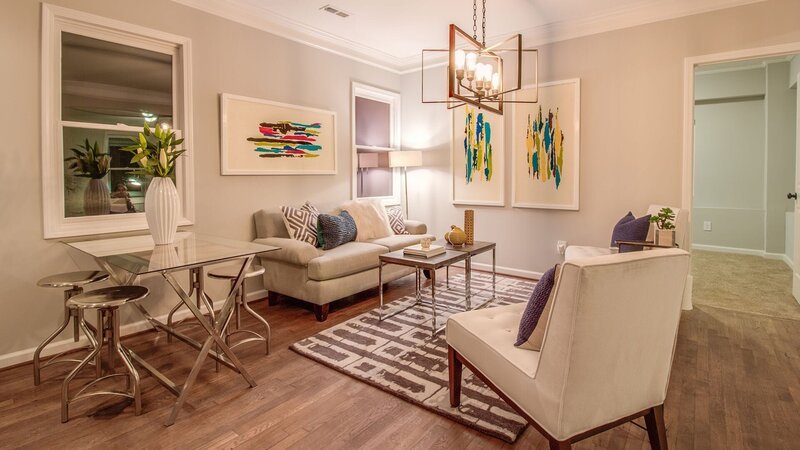 The living room looks bright and open and ready for open house as seen on Flip or Flop Atlanta. – Bild: 2017,HGTV/​Scripps Networks, LLC. All Rights Reserved