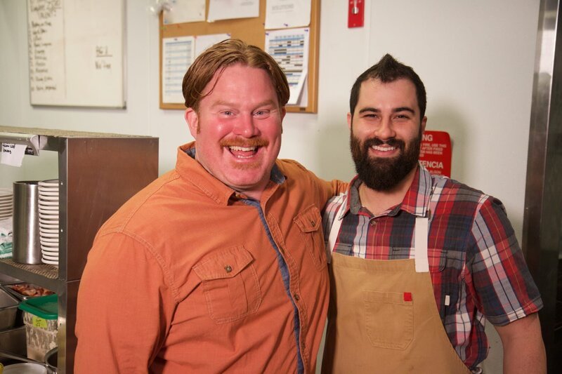Host Casey Webb smiles with BeetleCat Executive Chef Andrew Isabella, as seen on Travel Channel’s Man v. Food. – Bild: 2018, The Travel Channel, LLC. All Rights Reserved.