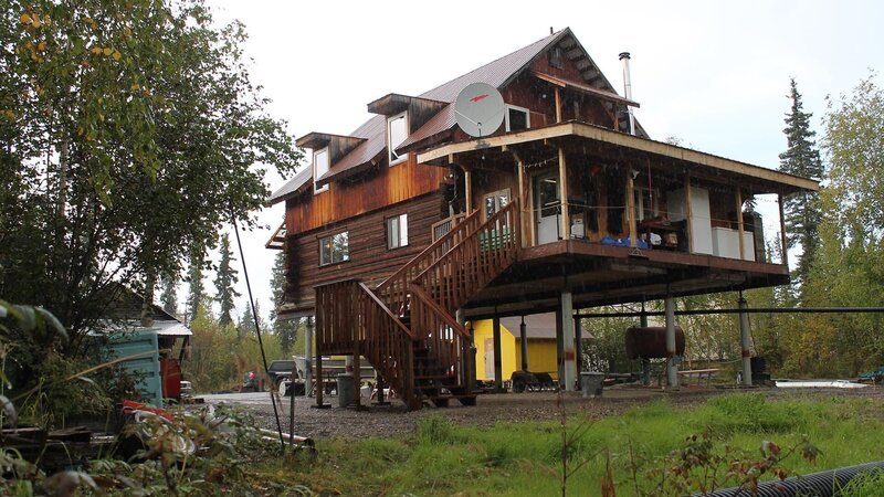 As seen on Living Alaska, Brian and Jaime Landrum, along with their five children, are moving from their farm in north Alabama to the remote village of Galena, AK to start a new life of adventure. This log cabin is one of the potential properties shown to them by their real estate agent and mayor of Galena, Jon Korta. – Bild: 2014, HGTV/​ Scripps Networks, LLC. All Rights Reserved.