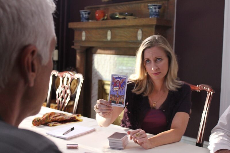 Karen explaining to Mark what the cards mean. – Bild: Destination America /​ Discovery Communications
