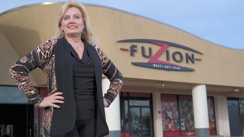 Keeli, owner of Fuzion in Huntington Beach, California, stands outside of her restaurant, as seen on Food Network’s Mystery Diners, Season 9. – Bild: 2015,Television Food Network, G.P. All Rights Reserved