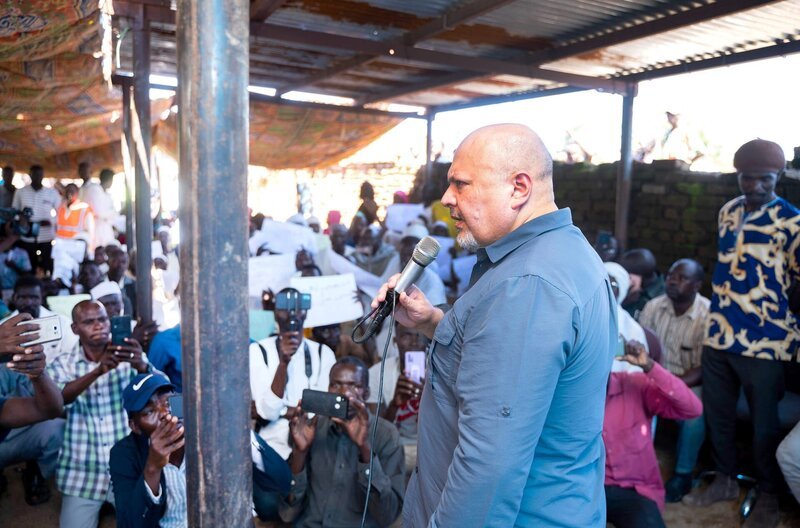 Karim Asad Ahmad Khan (vo.), britischer Anwalt und seit Juni 2021 Chefankläger des Internationalen Strafgerichtshofs, besucht 2022 den Sudan. – Bild: SWR/ICC / Karim Asad Ahmad Khan (vo.), britischer Anwalt und seit Juni 2021 Chefankläger des Internationalen Strafgerichtshofs, besucht 2022 den Sudan. Karim Asad Ahmad Khan (vo.), britischer Anwalt und seit Juni 2021 Chefankläger des Internationalen Strafgerichtshofs, besucht 2022 den Sudan. – Bild: SWR/ICC / Karim Asad Ahmad Khan (vo.), britischer Anwalt und seit Juni 2021 Chefankläger des Internationalen Strafgerichtshofs, besucht 2022 den Sudan.