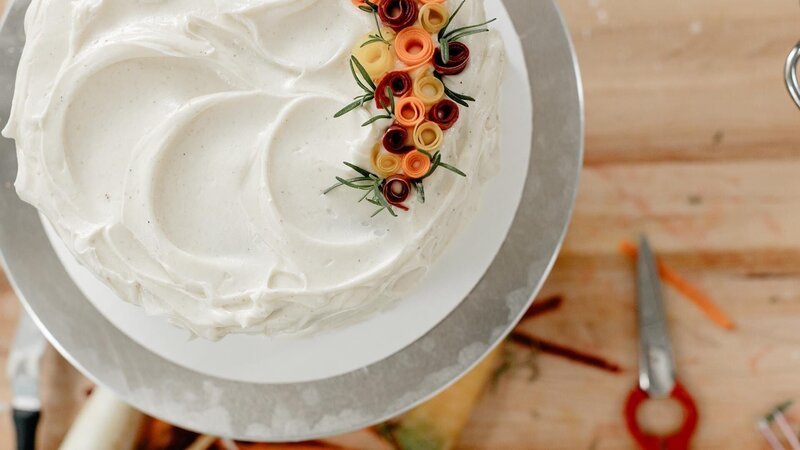 Molly Yeh’s Carrot Cake with Spiced Cream Cheese Frosting, as seen on Girl Meets Farm, Season 3. – Bild: 2019, Television Food Network, G.P. All Rights Reserved.