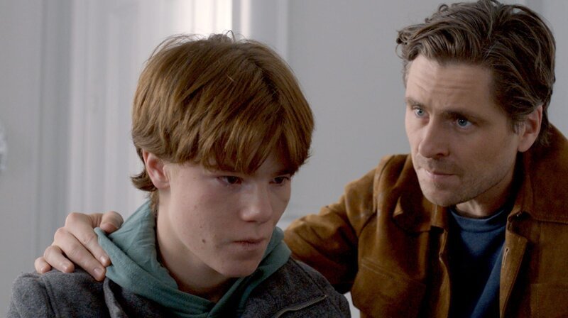 Viktor (Edvin Ryding) ist für Peter (Sverrir Gudnason, re.) wie sein eigener Sohn. – Bild: Viaplay/​Ragna Jorming