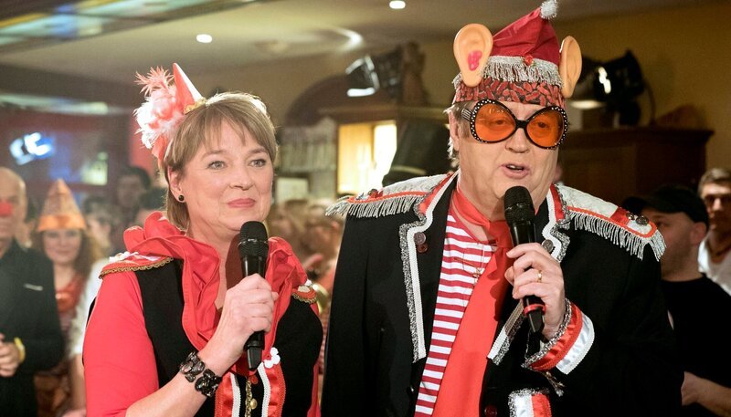 Gisbert Baltes und Judith Schulte-Loh moderieren die lange Karnevals-Nacht und empfangen Kölsche Musik-Stars aller Generationen und illustre Gäste. – Bild: WDR/​Max Kohr