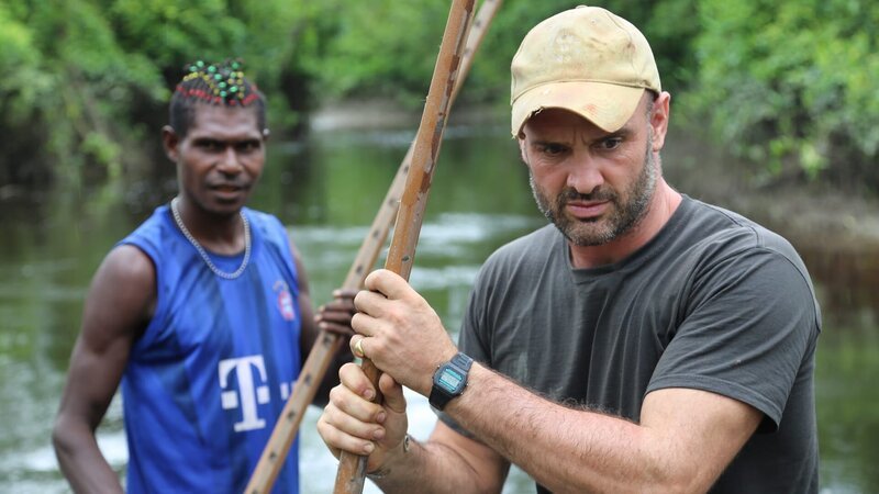 Ed Stafford trying to learn canoe skills. – Bild: Jonny Young /​ Discovery Communications /​ Photobank 34165_papua_016 /​ Discovery Communications