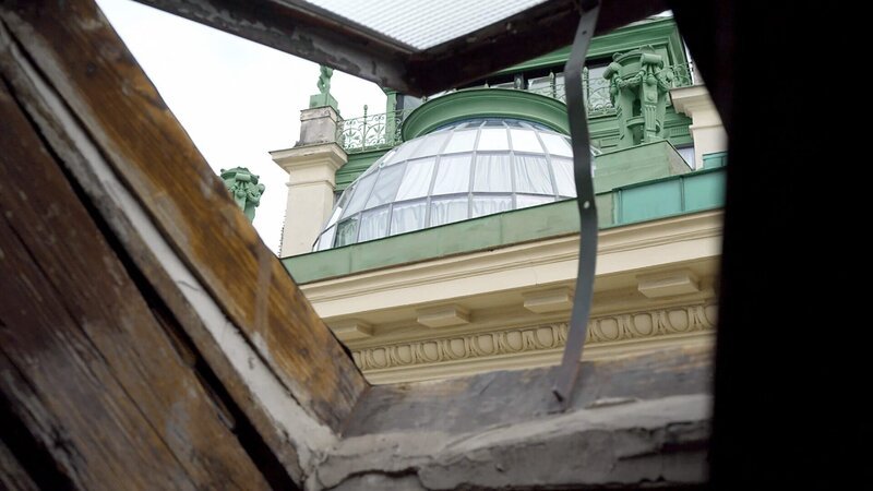 Ganz exklusive Ein- und Ausblicke genießt Karl Hohenlohe auf seinem Rundgang durch Wiens verbotenstes Palais. Aus der Luke eines 300 Jahre alten Dachstuhls am Graben ist das Otto-Wagner-Atelier am Anker-Haus zum Greifen nah. – Bild: ORF III