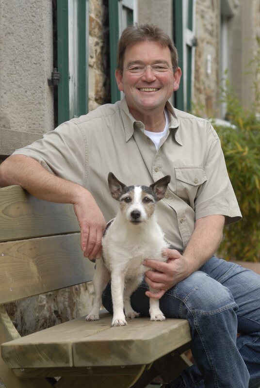 Doktor Herbert Dreesen with a dog. – Bild: Copyright: Discovery Communications, Inc. For Show Promotion Only