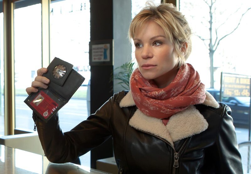 Diana Fabich (Nina Gnädig) gibt sich als Kriminalbeamtin zu erkennen. – Bild: ARD/​Daniela Incoronato