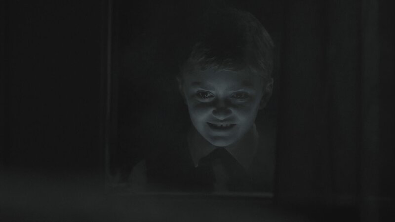 Boy looks out the window. – Bild: TLC