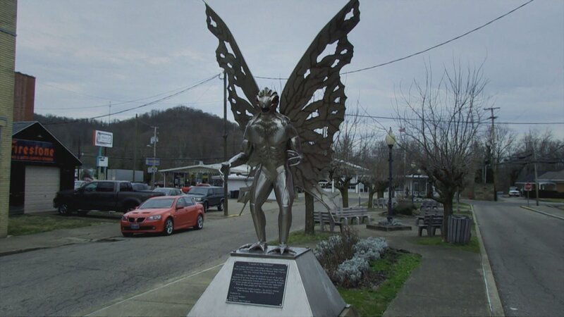 Statue of the so-called moth man. – Bild: Warner Bros. Discovery