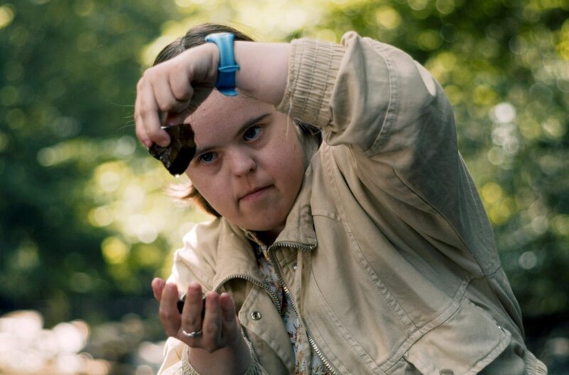 Die Betörung – Bild: Les Films Hatari /​ Céline (Manon Carpentier) sucht nach dem vermissten Bruno.