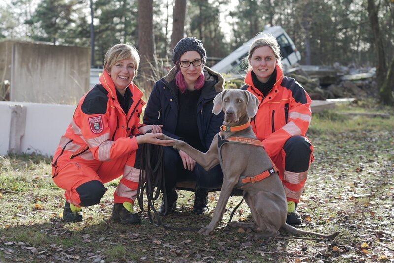 Informationstechnikerin Johanna lässt sich von einem Rettungshund suchen und erfährt alles über die tierischen Spürnasen. Dazu trifft besucht sie die Rettungshundestaffel Hochbrück. – Bild: ZDF/​Christoph Schimmelpfennig