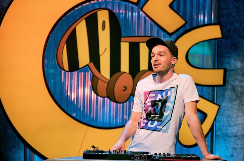 Mit Musik geht alles besser: Tigerenten Club-DJ Max Dehling sorgt für den passenden Beat. – Bild: SWR/​Benoît Linder