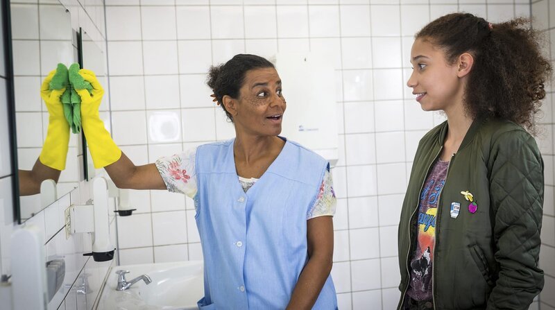 Auf einer öffentlichen Toilette lernt Lisha (Emma Roth, rechts) die Nigerianerin Anulika (Adisat Semenitsch) kennen. – Bild: NDR/​Boris Laewen