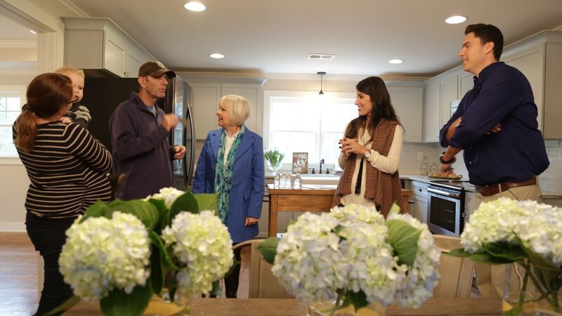 Potential buyers look on as Anita Corsini (Left) and Ken Corsini discuss the upgrades in their remodeled house on Flip or Flop Atlanta – Bild: TLC