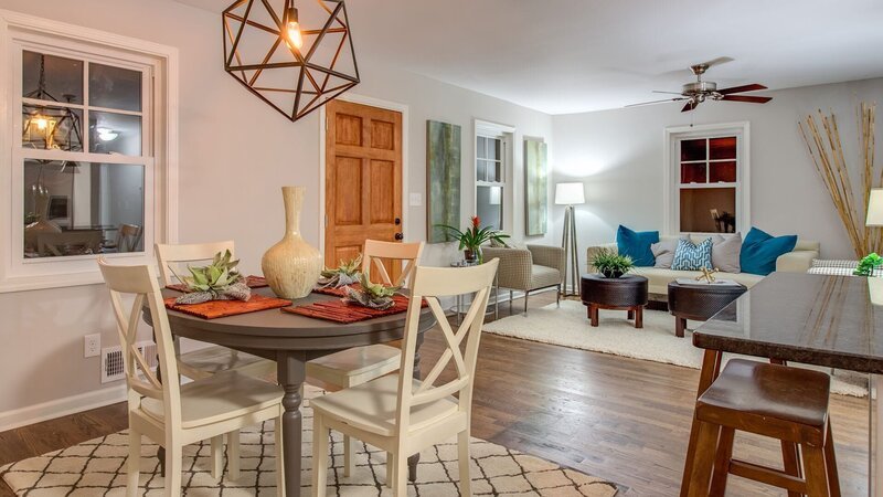 The dining room with a look in the kitchen makes this home stand out in Flip or Flop Atlanta – Bild: 2017, Scripps Networks, LLC. All Rights Reserved.