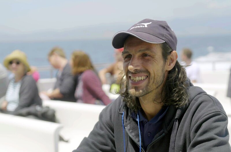Skipper und Meeresbiologe José Casado (vo.) auf einem Touristenschiff in der Straße von Gibraltar, wo er Forschungsdaten über die Orcas erfasst – Bild: k22film/​Paul Pflüger /​ Skipper und Meeresbiologe José Casado (vo.) auf einem Touristenschiff in der Straße von Gibraltar, wo er Forschungsdaten über die Orcas erfasst