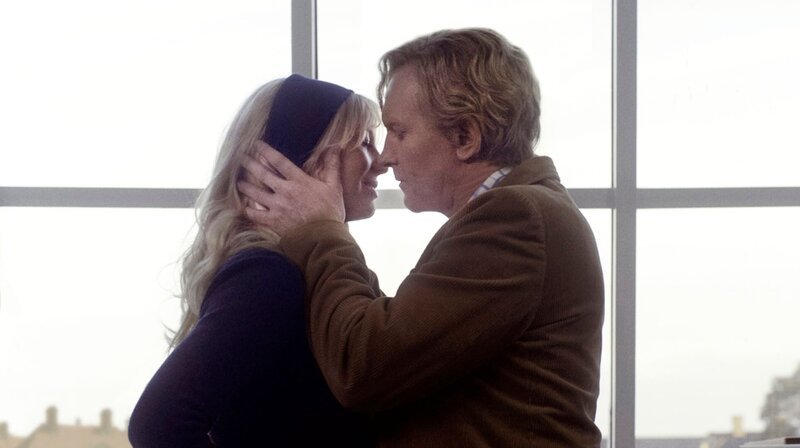 v.l. Emma (Helene Reingaard Neumann) und Erik (Ulrich Thomson). Er verliebt sich in seine Studentin. – Bild: WDR/Studiocanal GmbH v.l. Emma (Helene Reingaard Neumann) und Erik (Ulrich Thomson). Er verliebt sich in seine Studentin. – Bild: WDR/Studiocanal GmbH