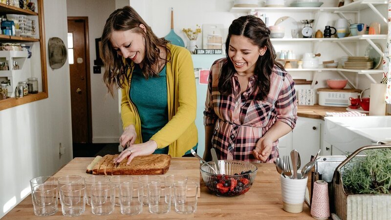 Host Molly Yeh, with her guest Anna Sather, assembling her Mini Rose Water Trifles with Cardamom Cream, as seen on Girl Meets Farm, Season 3. – Bild: 2019, Television Food Network, G.P. All Rights Reserved.