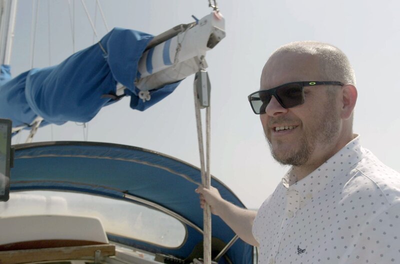 Achtung Orcas! Gefahr vor Gibraltar? – Bild: k22film/​Imanuel Spiegel /​ Berufssegler Martin Evans hat die Orca-Interaktionen hautnah miterlebt.