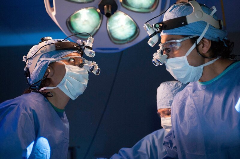 Gelingt es Nachwuchsmedizinerin Dr. Krista Bell-Hart (Jeananne Goossen, l.) und Unfallchirurg Dr. Joey Chavez, das Leben eines 12-Jährigen zu retten? +++ – Bild: NOW US