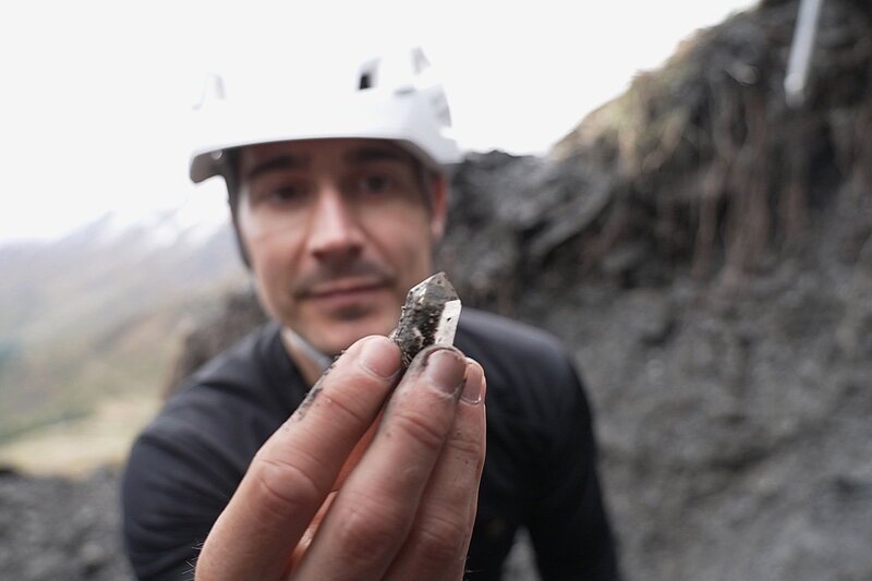 Einstein Gefährliche Schatzsuche in den Alpen Tobias Müller hält einen Bergkristall in der Hand. SRF – Bild: SRF1