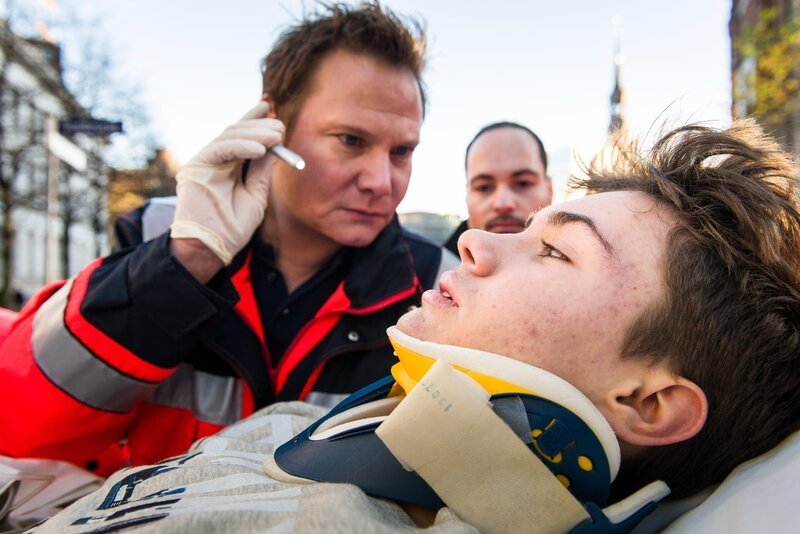 Dr. Haase (Fabian Harloff, l.) verarztet den Schüler René Marwort (Marvin Jaacks, r.) nach seinem Motorradunfall. – Bild: ZDF und Boris Laewen./​Boris Laewen