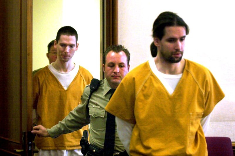 COURT Taylor and Justin_CCT Brothers Justin Helzer, 29, left, and Glenn Helzer, 31, are led into court for a preliminary hearing in Martinez, Cailf., Monday Dec. 3, 2001. The Helzers and their housemate Dawn Godman, 27, are accused of going on a killing spree that left five people dead including Selina Bishop, the daughter of blues guitarist Elvin Bishop. (AP Pool-Contra Costa Times, Bob Larson )COURT Taylor and Justin_CCT Brothers Justin Helzer, 29, left, and Glenn Helzer, 31, are led into court for a preliminary hearing in Martinez, Cailf., Monday Dec. 3, 2001. The Helzers and their housemate Dawn Godman, 27, are accused of going on a killing spree that left five people dead including Selina Bishop, the daughter of blues guitarist Elvin Bishop. (AP Pool-Contra Costa Times, Bob Larson ) – Bild: CH Media