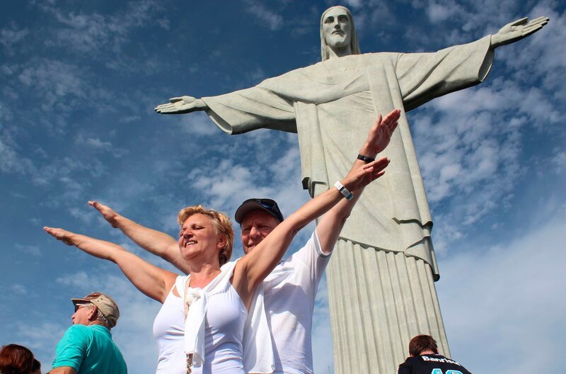 Kapitänsgattin Waltraud und Kapitän Morten Hansen posieren vor der Christusstatue in Rio de Janeiro, Brasilien. – Bild: BR/​Bewegte Zeiten GmbH/​Gerrit Mannes