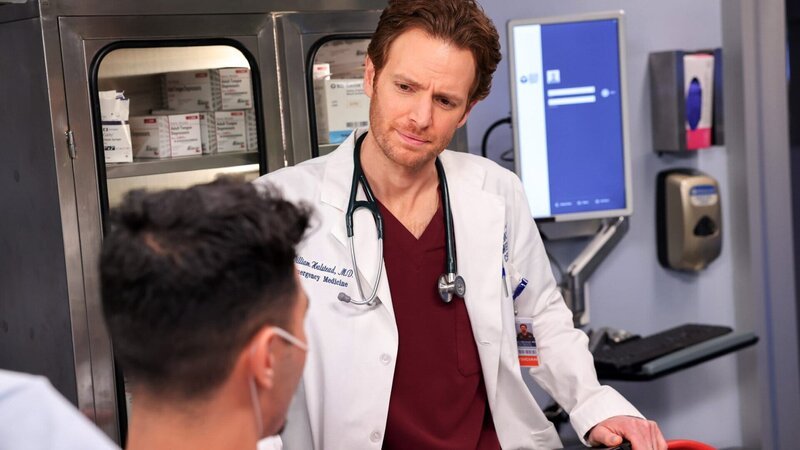 Chicago Med Staffel 7 Folge 16 Betreut einen Long-Covid-Patienten: Nick Gehlfuss als Dr. Will Halstead Copyright: SRF/​NBC Universal – Bild: SRF/​NBC Universal