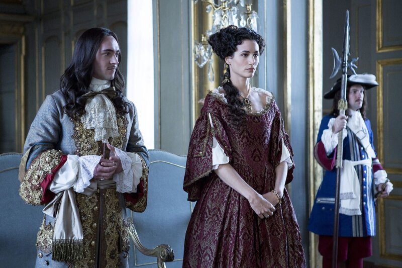 Louis XIV (George Blagden), Marie-Thérèse (Elisa Lasowski) – Bild: SquareOne Entertainment /​ Anouchka de Williencourt Lizenzbild frei